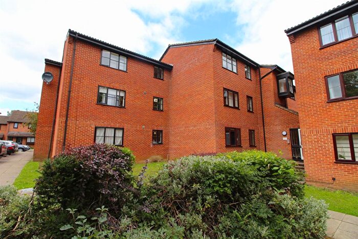 2 Bedroom Flat To Rent In Gladbeck Way, Enfield, EN2