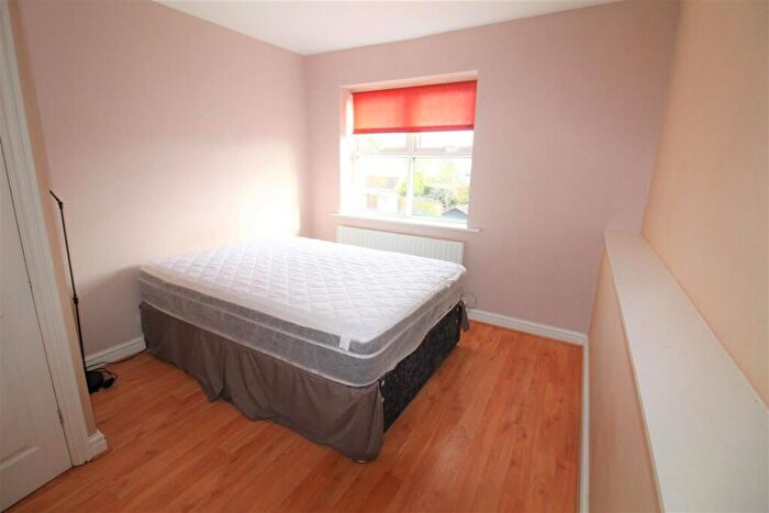 2 Bedroom Apartment To Rent In Apt, , Street Lane, Leeds, LS8