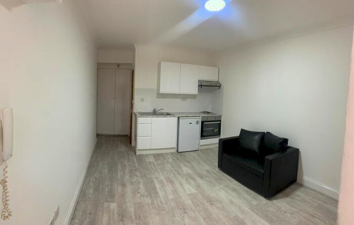 Studio To Rent In Flat H, Holloway Road, London, N7