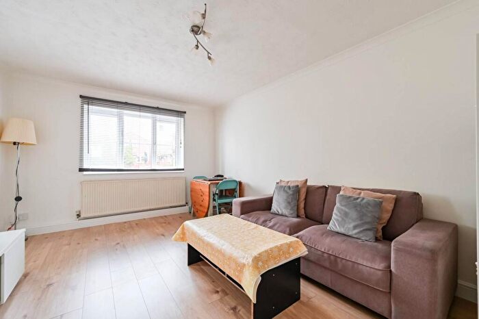 1 Bedroom Flat For Sale In Oliver Gardens, Beckton, London, E6