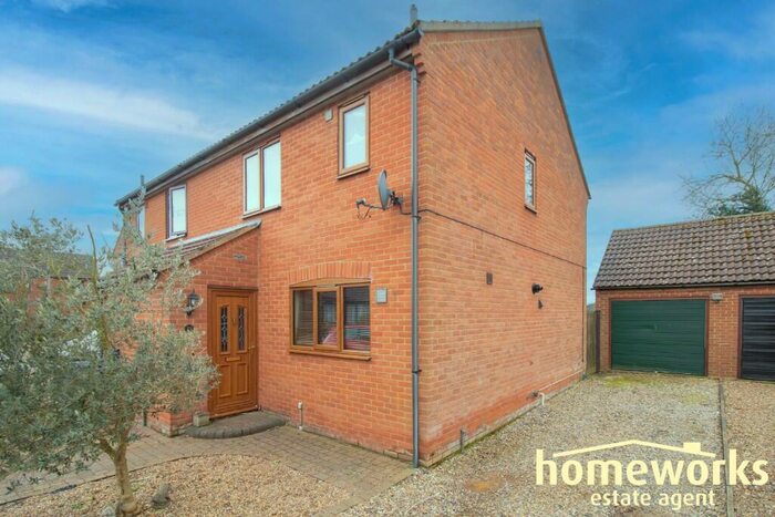 3 Bedroom Semi-Detached House For Sale In Highfield Close, NR20