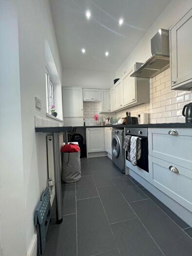 2 Bedroom Flat To Rent In Castle Avenue, London, E4