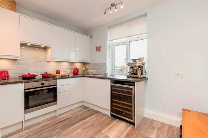 2 Bedroom Flat To Rent In Kelmscott Gardens, London, W12