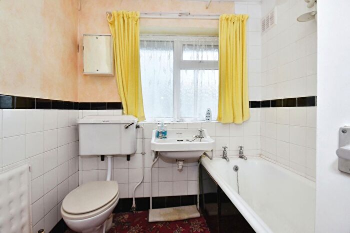 2 Bedroom Bungalow For Sale In Bridgefield Close, High Lane, Stockport, Greater Manchester, SK6