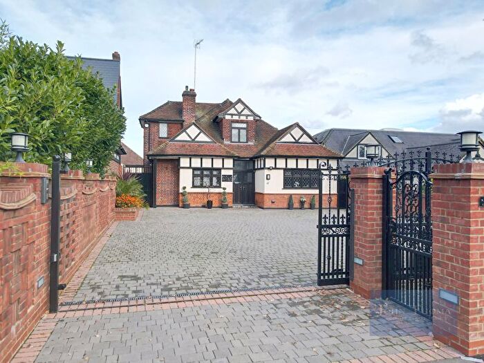 4 Bedroom Detached House For Sale In Tomswood Road, Chigwell, IG7