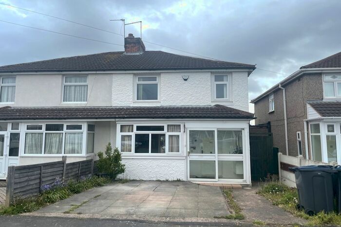 3 Bedroom Semi-Detached House To Rent In Redthorn Grove, Stechford, Birmingham, B33