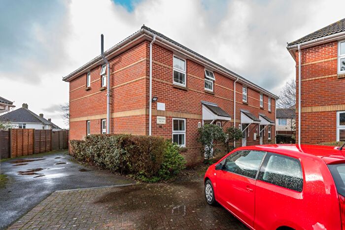 2 Bedroom Maisonette For Sale In Kings Avenue, Hamble-Le-Rice, SO31