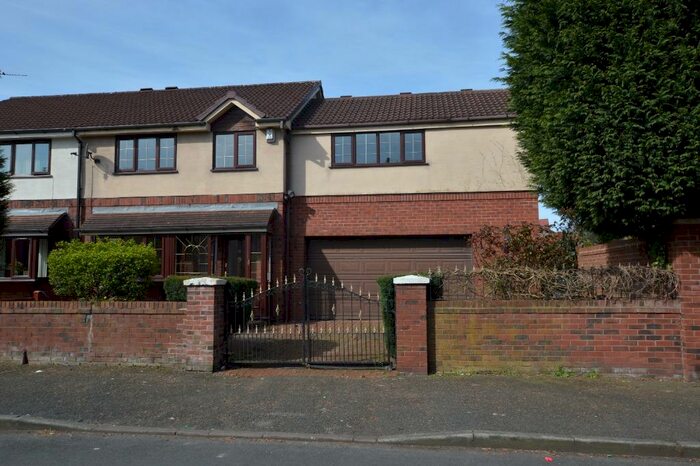 4 Bedroom Semi-Detached House To Rent In Dodd Street, Salford, M5