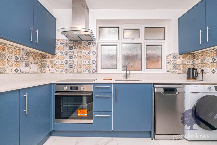 2 Bedroom Flat To Rent In The Downs, London, SW20