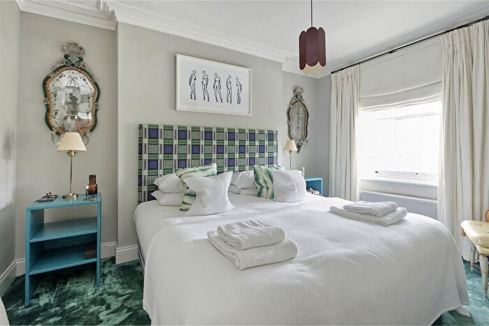 3 Bedroom Flat To Rent In St Michael's Gardens, W10