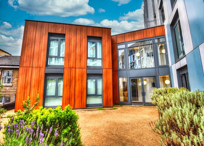 2 Bedroom Flat To Rent In Queensway, Redhill, RH1