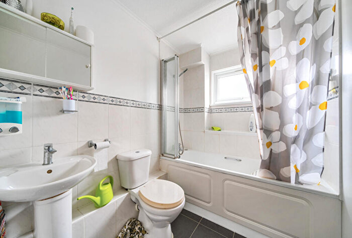 3 Bedroom Terraced House For Sale In Crocus Field, Barnet, EN5
