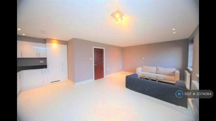 2 Bedroom Flat To Rent In Little House, London, NW4