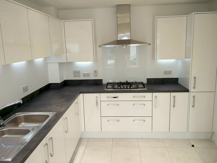 3 Bedroom House To Rent In St Clements Lakes, Greenhithe, DA9