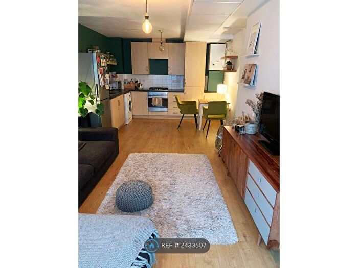 2 Bedroom Flat To Rent In Hardham House, London, SW2