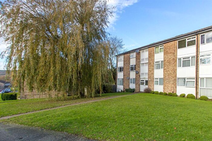 2 Bedroom Flat To Rent In Barnetts Shaw, Oxted, RH8
