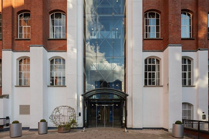 2 Bedroom Flat For Sale In Fairfield Road, Bow, E3