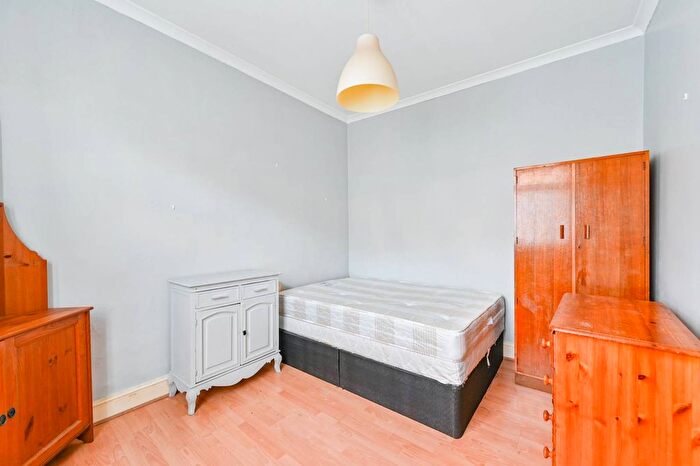2 Bedroom Flat To Rent In Plough Road, Clapham Junction, Battersea, London, SW11