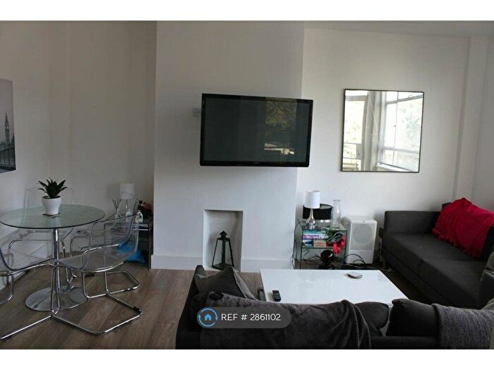 3 Bedroom Flat To Rent In Thurleigh Court, London, SW12