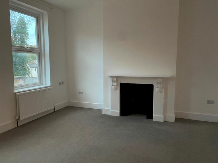 2 Bedroom Flat To Rent In Linkfield Corner, Redhill, RH1