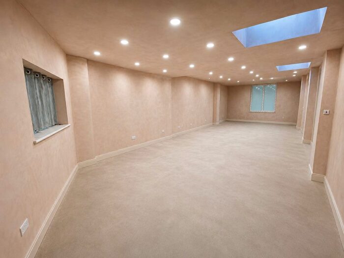 1 Bedroom Warehouse To Rent In Belgrave Road, Cranbrook, Ilford, IG1