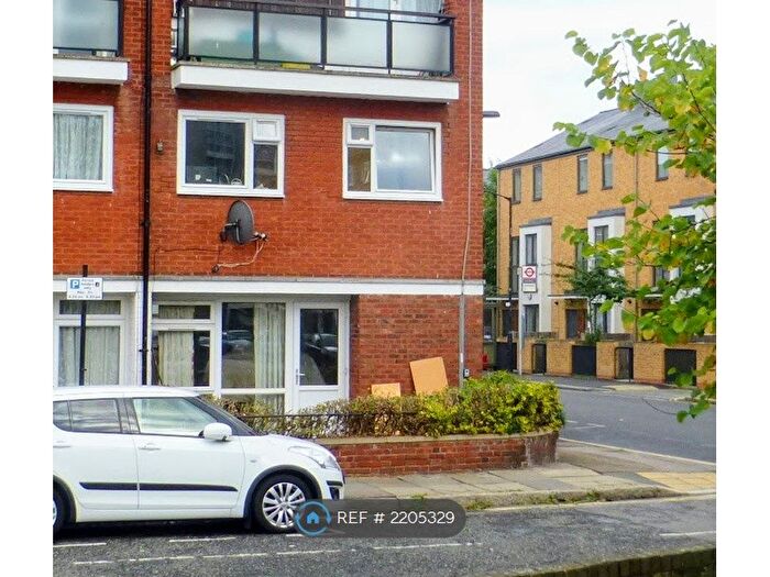 3 Bedroom Maisonette To Rent In Forsyth Gardens, London, SE17