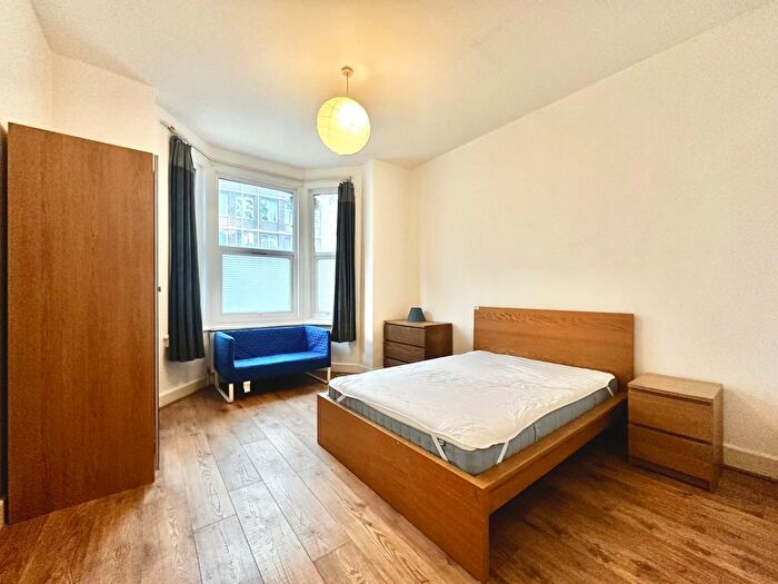 2 Bedroom Flat To Rent In South Lambeth Road, SW8
