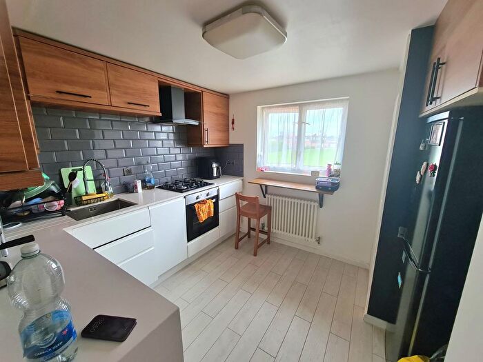 2 Bedroom Flat To Rent In Stains Close, Cheshunt, EN8