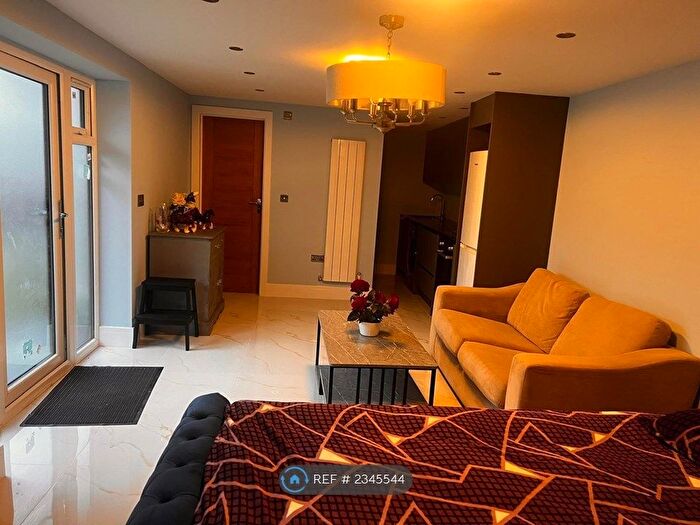 1 Bedroom Flat To Rent In Shepperton, Ashford, TW15