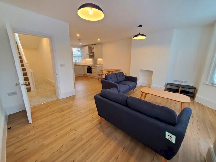 2 Bedroom Flat To Rent In Rudloe Road, London, SW12