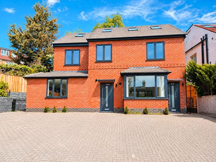 3 Bedroom Semi-Detached House To Rent In Mays Lane, Barnet, EN5