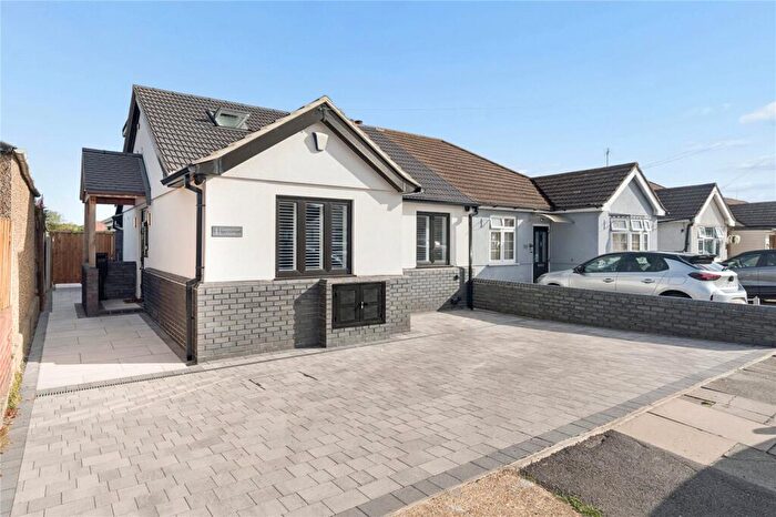 3 Bedroom Semi-Detached House For Sale In Lakefields Close, Rainham, RM13
