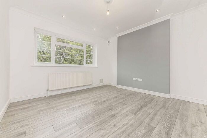 2 Bedroom Flat To Rent In Poynders Road, London, SW4
