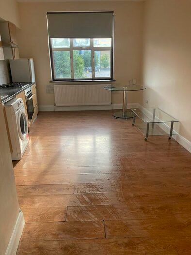 2 Bedroom Flat To Rent In Bowes Road, New Southgate, N11