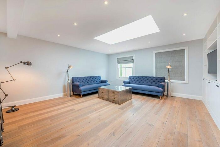 2 Bedroom Flat To Rent In Caxton Road, Shepherd's Bush, London, W12