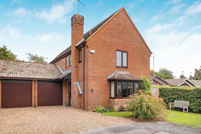 4 Bedroom Link Detached House For Sale In The Meadows, Watlington, OX49