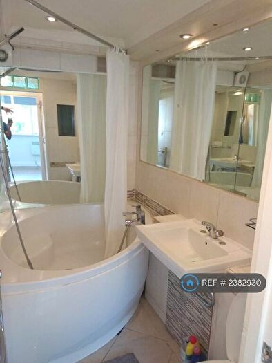 Studio To Rent In Farnham Road, Slough, SL2