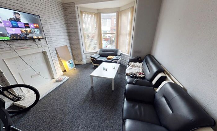 4 Bedroom Flat To Rent In Headingley Avenue, Leeds, LS6