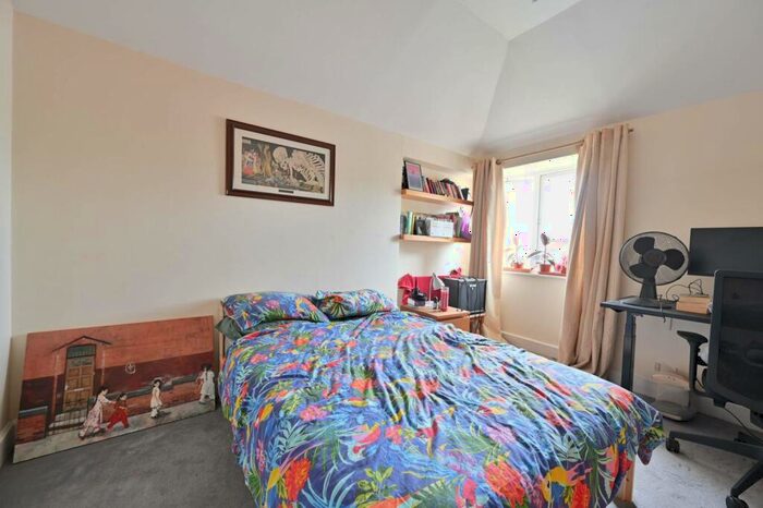 2 Bedroom Flat To Rent In Hopewell Yard, Camberwell, London, SE5