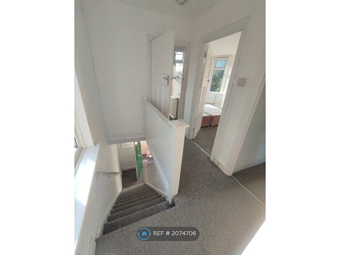 4 Bedroom Semi-Detached House To Rent In Blenheim Crescent, Luton, LU3