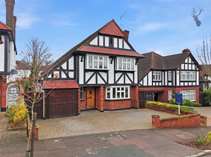 4 Bedroom Detached House To Rent In The Glade, Woodford Green, IG8