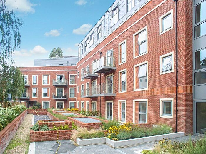 1 Bedroom Flat To Rent In Queens Road, Weybridge, KT13