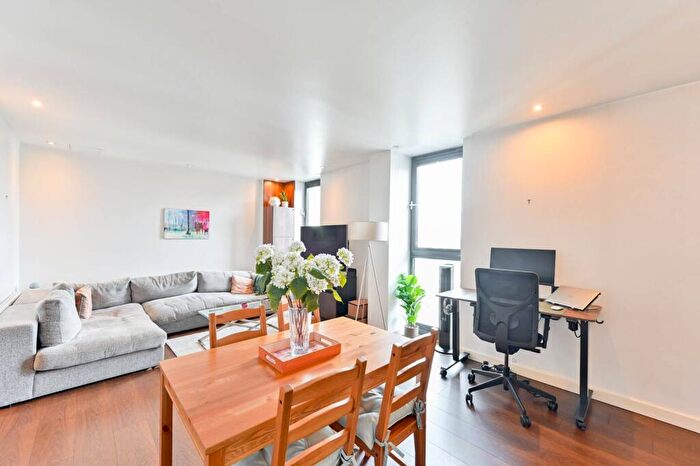 1 Bedroom Flat To Rent In Lumiere Apartments, Clapham Junction, London, SW11