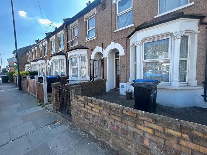 3 Bedroom House To Rent In Haselbury Road, Edmonton, N18