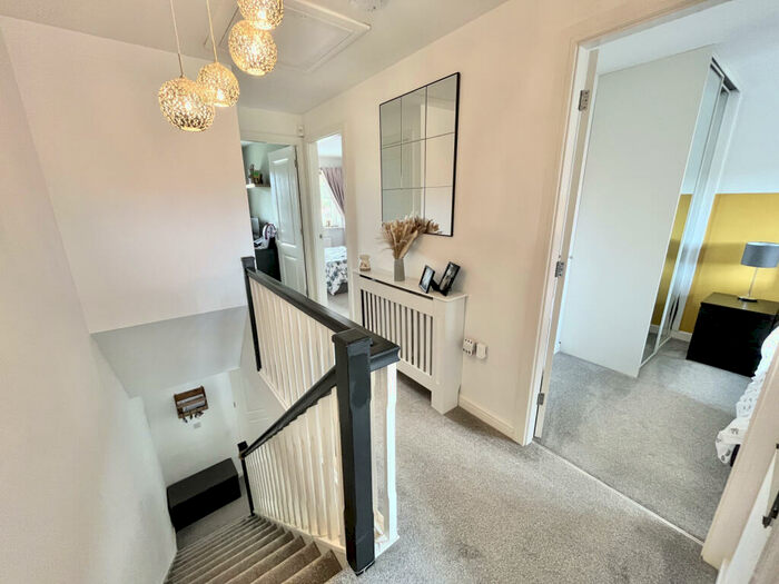 3 Bedroom End Of Terrace House For Sale In Duncan Drive, GL15