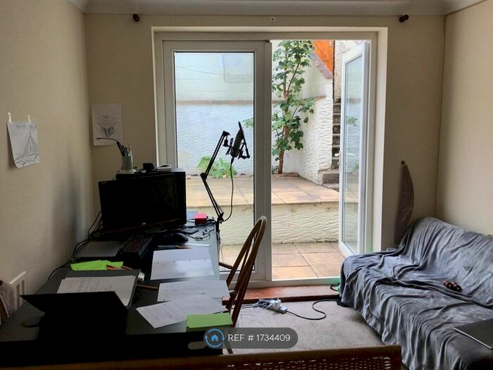 3 Bedroom Maisonette To Rent In Aster Court, Southsea, PO5