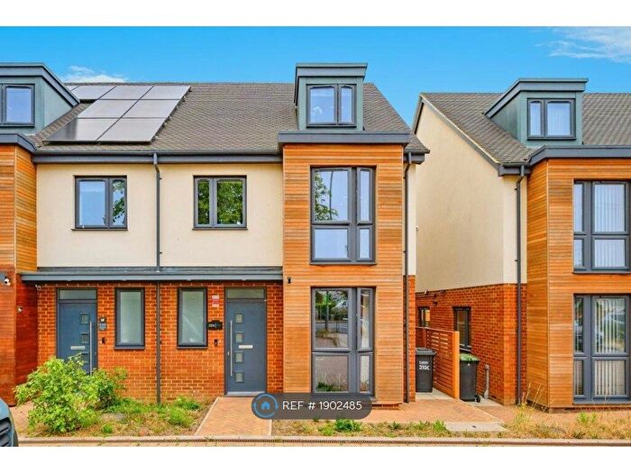 4 Bedroom Semi Detached House To Rent In Sundon Park Road, Luton, LU3