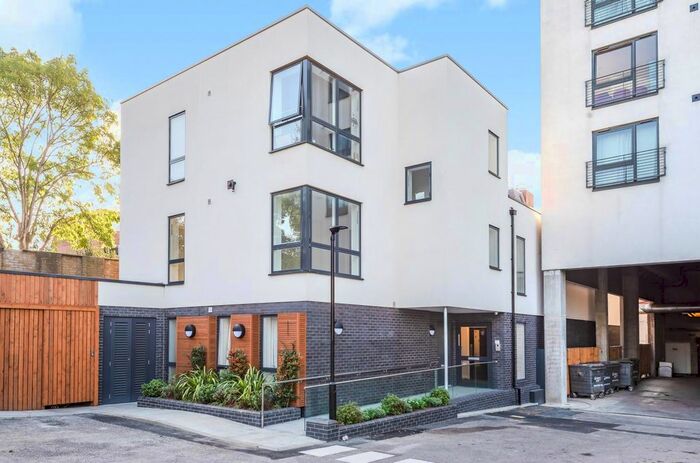 2 Bedroom Flat To Rent In Berwick Close, London, W13