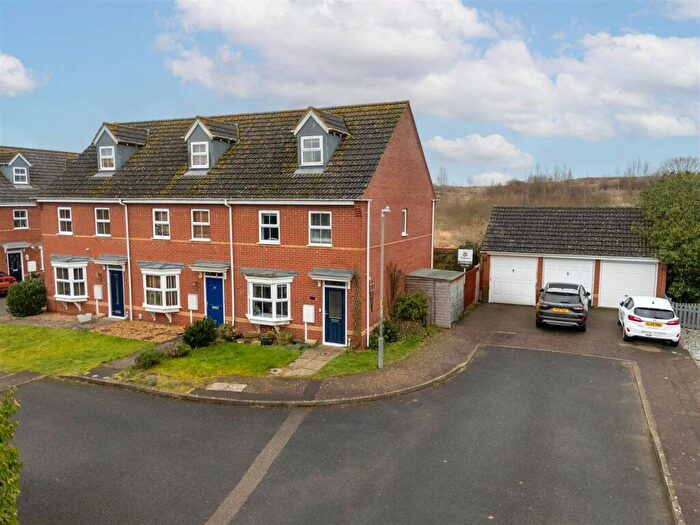 3 Bedroom End Of Terrace House For Sale In Tudors Close, Calvert, Buckingham, MK18
