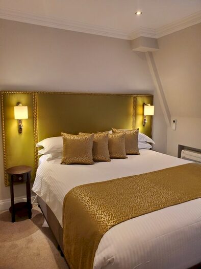 3 Bedroom Flat To Rent In Prince Of Wales Terrace, London, W8